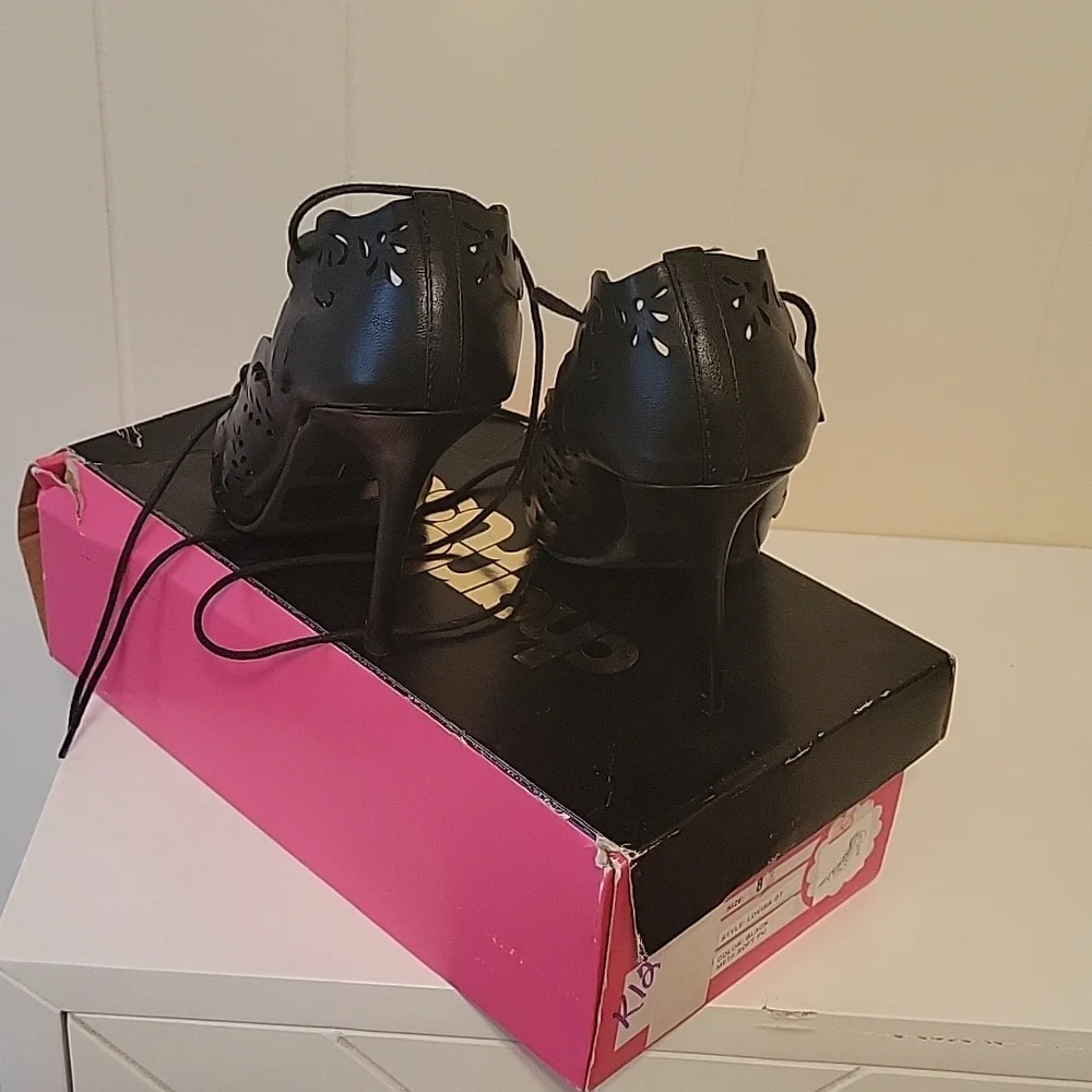 Pointed-toe black lace-up pumps - Picture 2 of 4